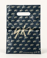 Pungi YKR negre cu imprimeu auriu 20 × 30 cm – mâner decupat