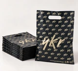 Pungi YKR negre cu imprimeu auriu 20 × 30 cm – mâner decupat
